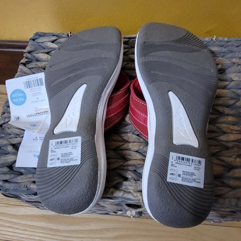Clarks Women's Cloud Steppers Red Sandals Size 5 - Picture 9 of 10